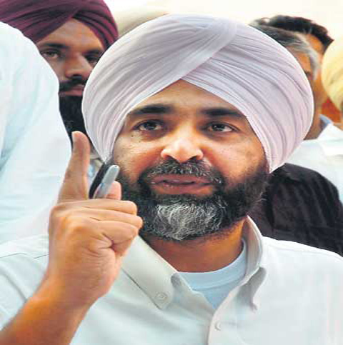 Suffering from administrative paralysis, Sukhbir creating scare: Manpreet