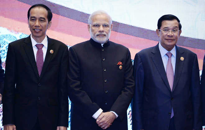 ASEAN leaders launch EU-style regional economic bloc