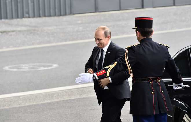 Putin snubs Erdogan in Paris as pilot’s body returns to Russia