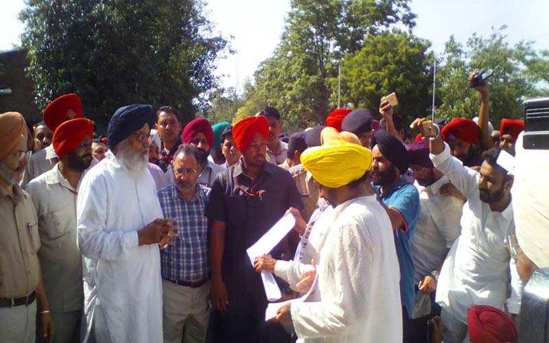 Punjab Chief Minister Parkash Singh Badal meets AAP leaders outside his residence for about ten minutes.