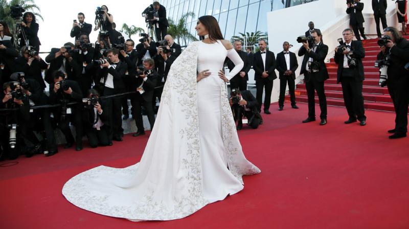 Twitter trolls Sonam Kapoor’s dress at Cannes, calls it ‘rumali roti’
