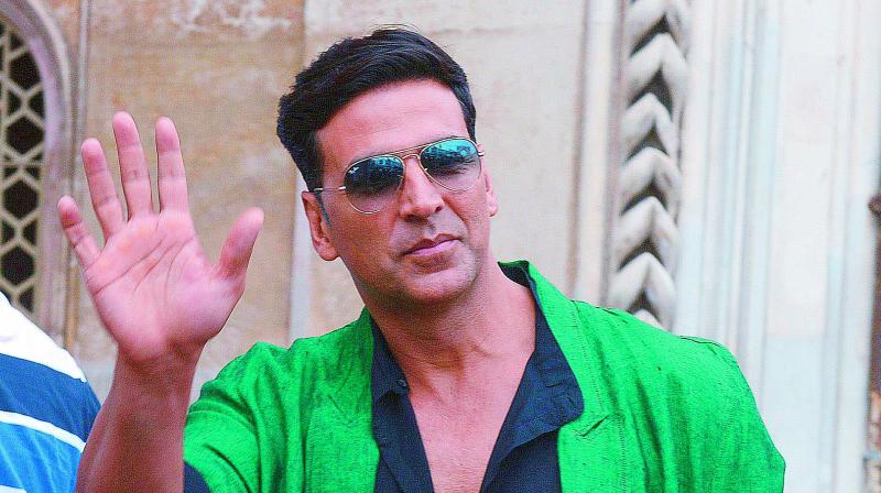 Akshay Kumar apologises to fan for guard’s punch