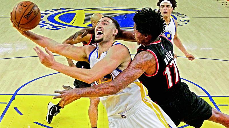 NBA: Golden State Warriors waltz