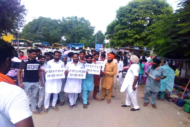 AAP workers protest against ticket to Prof Baljinder Kaur