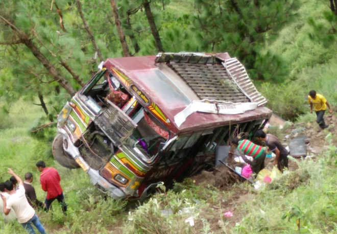 50 persons injured as bus rolls down hill in near Jawalapur in Mandi