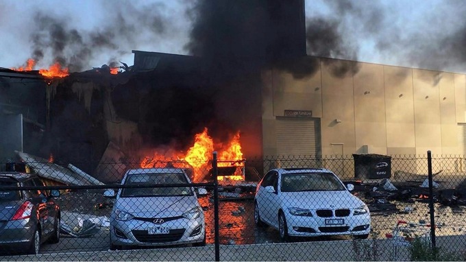 5 dead as plane crashes into Melbourne shopping centre