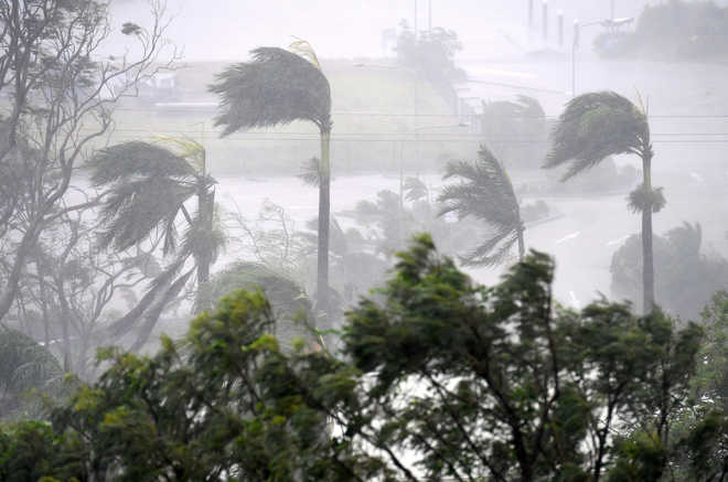 Thousands shelter as ‘screaming, howling’ Cyclone Debbie hits north Australia