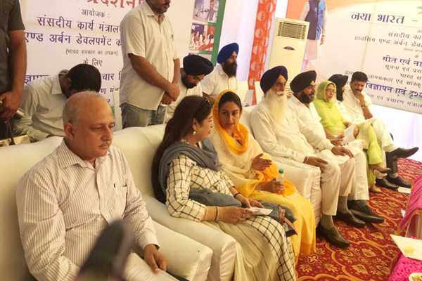Harsimrat Badal leads people in pledging to transform country into New India