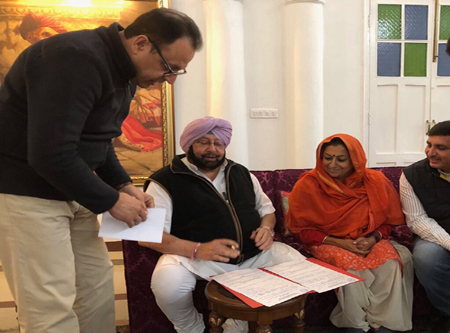 Amarinder signs nomination papers of Rahul for party presidency