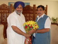 Sukhbir meets Gadkari : discusses construction of road projects