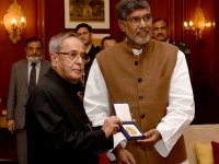 Satyarthi presents Nobel medal to Prez