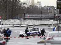 France : 2 dead in hostage-taking; police close in on chief suspects