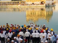 Among hundreds of devotees, Modi offers prayers at Golden Temple