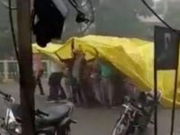 Baraat’s Incredible ‘Jugaad’ During Heavy Rainfall Shows It Can Happen Only in India