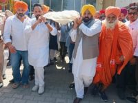 Bhagwant Mann shoulders the bier of revered Punjabi poet Dr Surjit Patar